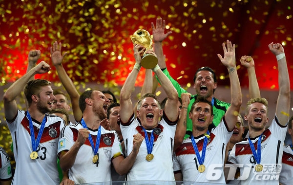 德国队员高举大力神杯庆祝夺得2014年巴西世界杯冠军