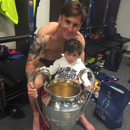 梅西和儿子与欧冠奖杯一期合影